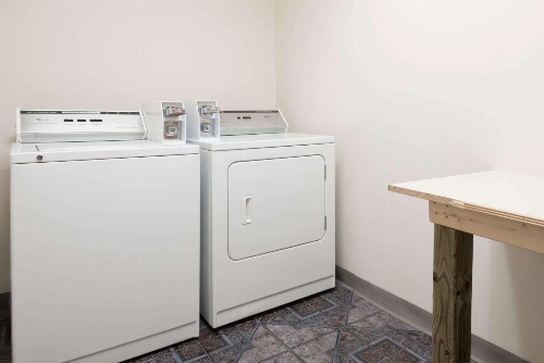 Super 8 by Wyndham Salina image 3