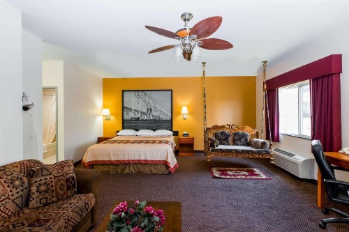 Super 8 by Wyndham Salina image 5