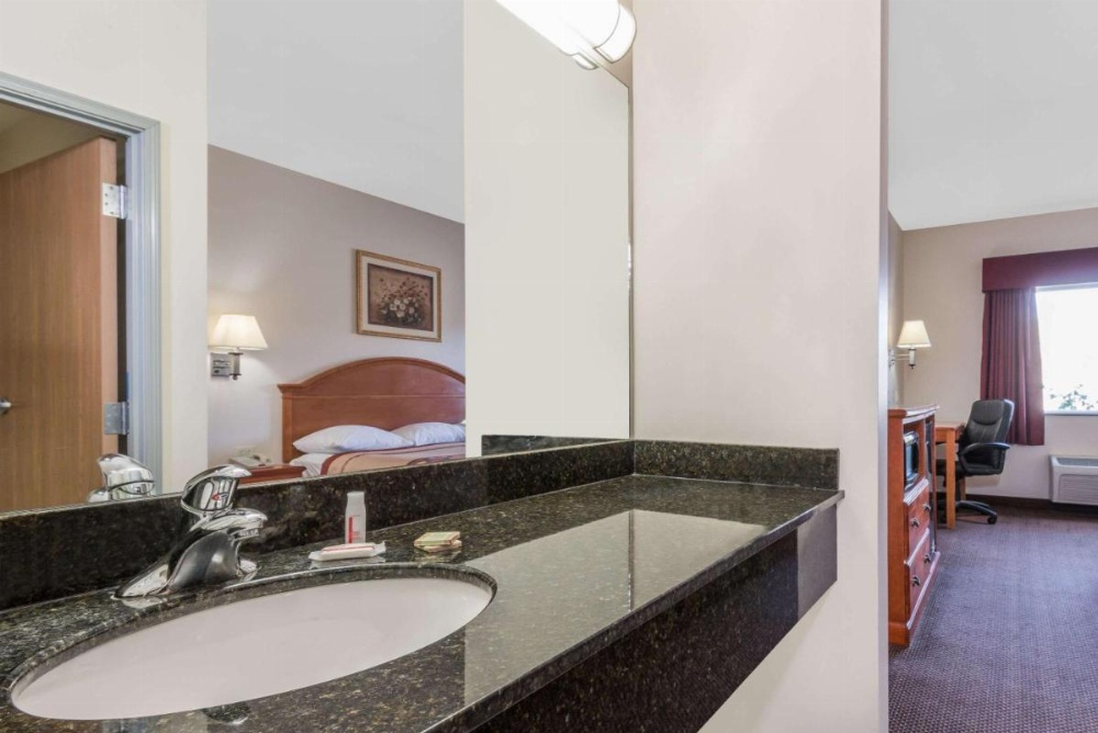 Super 8 by Wyndham Salina Image 7