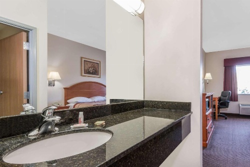 Super 8 by Wyndham Salina image 7